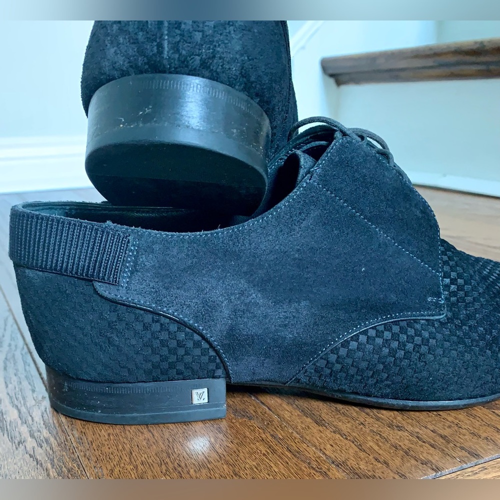 Louis Vuitton Black Oxfords with Textured Detailing